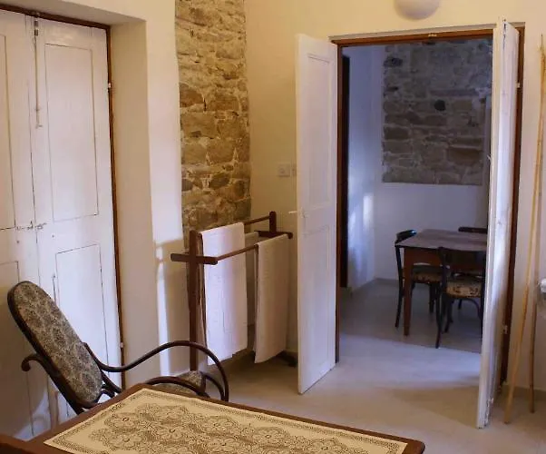 Yiayia's House Case de vacanță